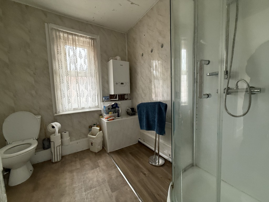 Lot: 176 - THREE-BEDROOM HOUSE REQUIRING IMPROVEMENT - Bathroom